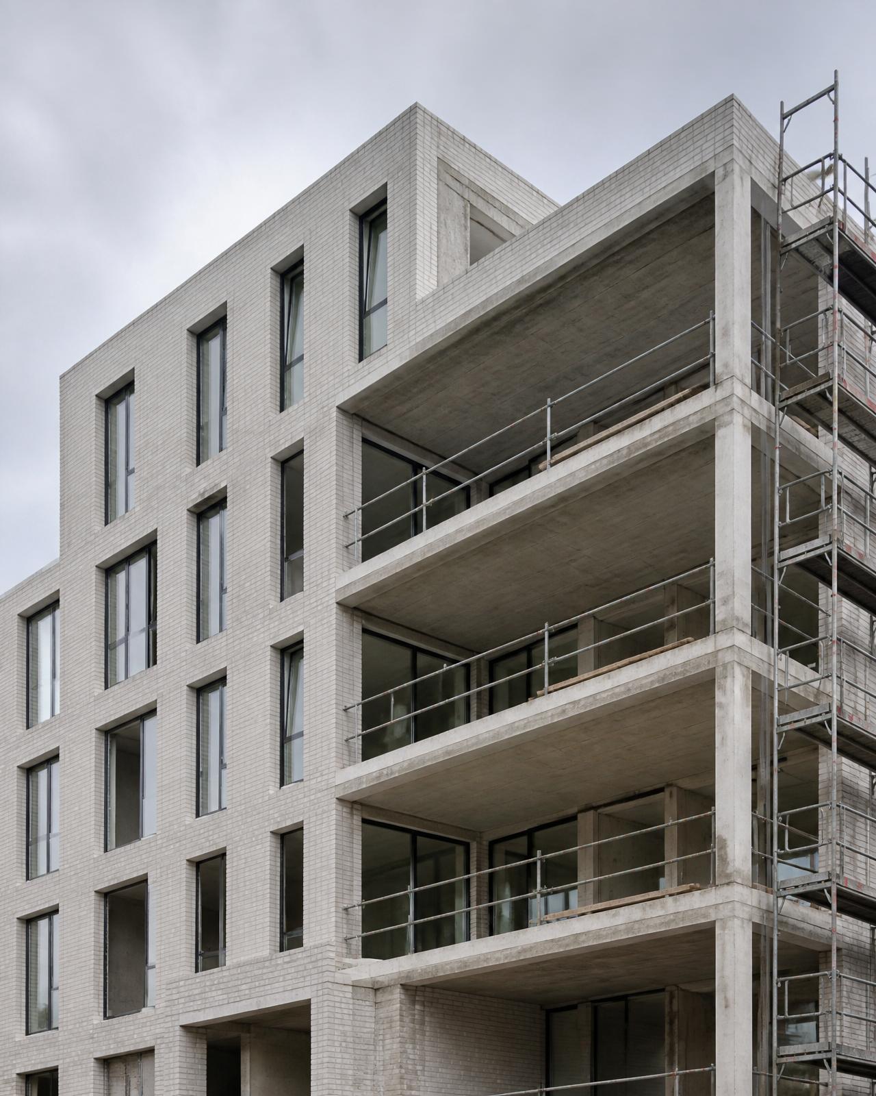 Detail einer Fassade — Materialität und handwerkliche Ausführung